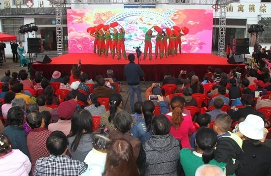 石臺縣2017“扶貧日”暨仙寓尚品農(nóng)產(chǎn)品銷售活動成功舉辦 文藝演出助力脫貧攻堅